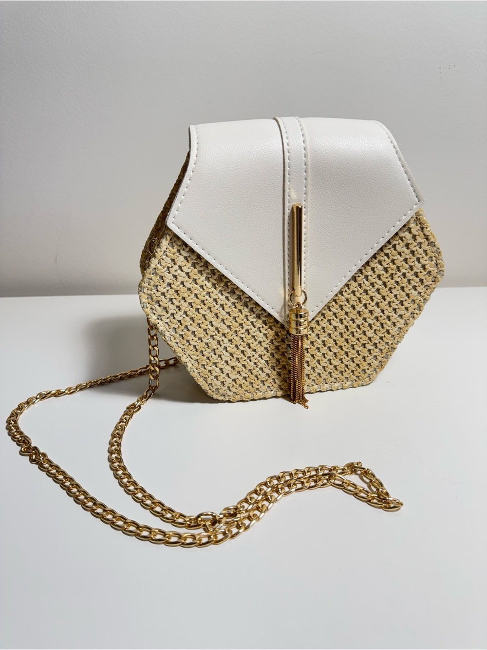 Boho Woven Hexagon Crossbody Bag – Straw & White Faux Leather with Gold Chain